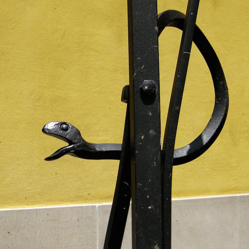 Deko ohne Link: Pavillon Künstlergasse 15: Gusseiserne Schlange am Geländer