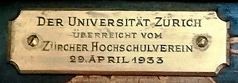 Deko ohne Link: Inschrift auf der Uhr: Der Universität Zürich überreicht vom Zürcher Hochschulverein 29. April 1933